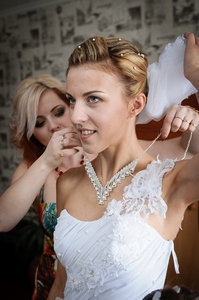 http://libraphoto.com - невеста надевает ожерелье