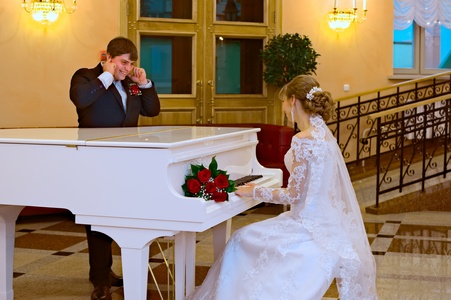 http://libraphoto.com - фортепиано играет запрограммированные в нём мелодии