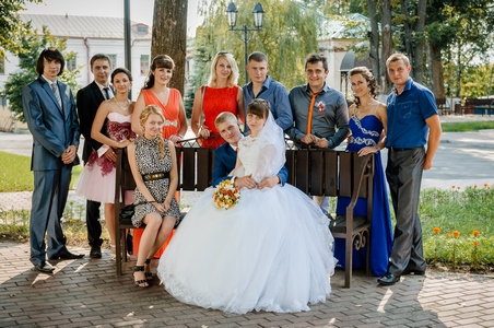 http://libraphoto.com - жених и невеста в беседке с друзьями