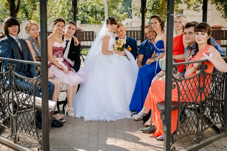 http://libraphoto.com - жених и невеста в беседке с гостями